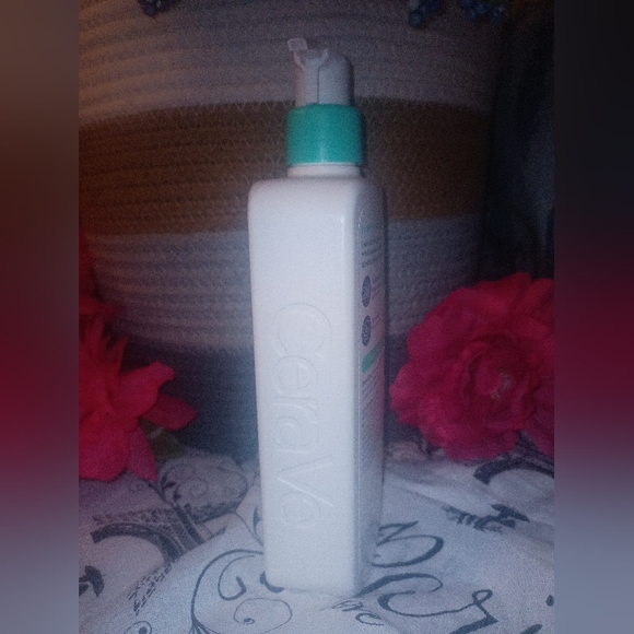 **NEW** CeraVe (foaming facial cleanser) - Picture 5 of 9